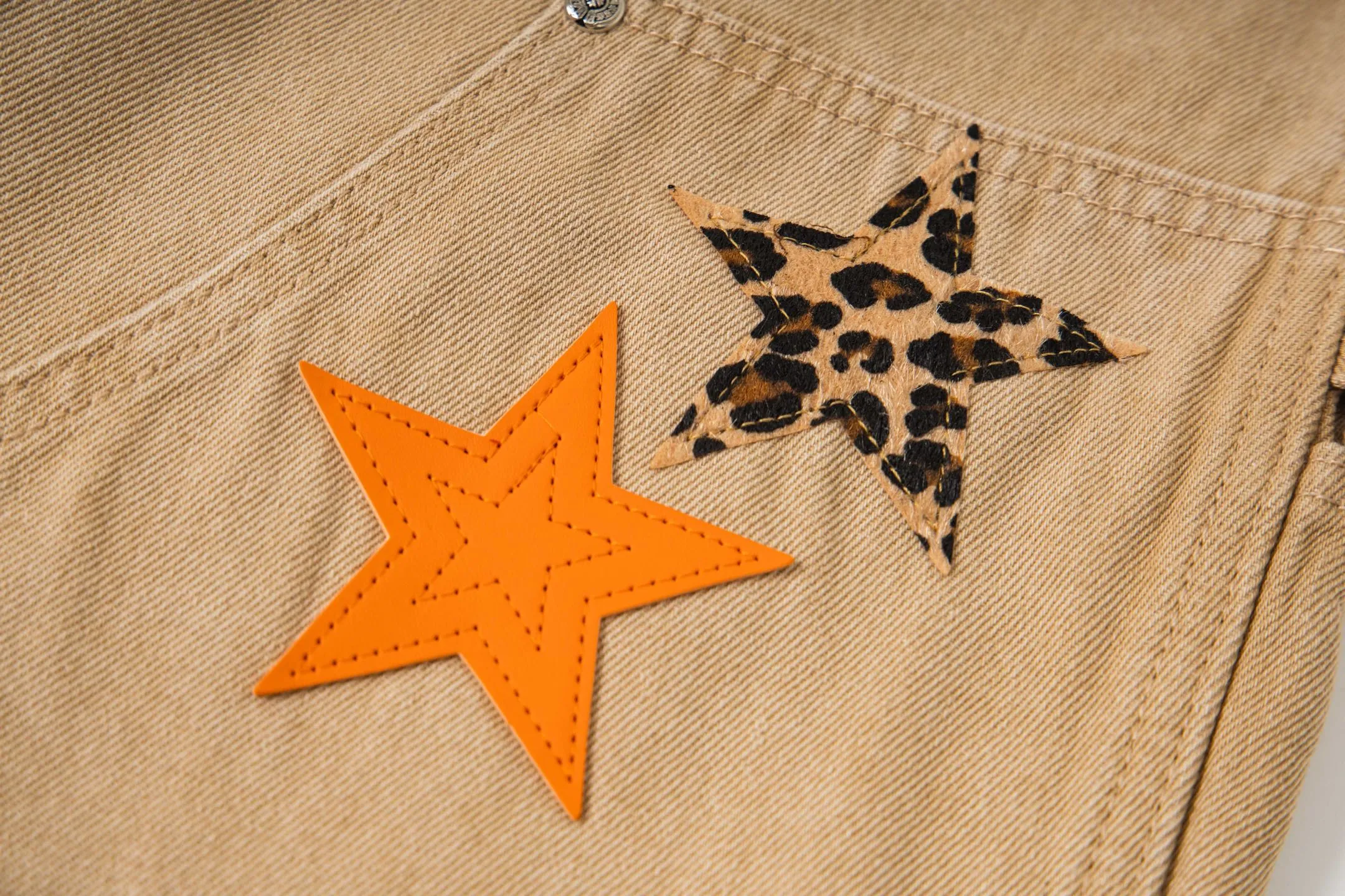 P280 Chrome Hearts khaki orange leopard print star couple jeans are a hot trend this season and are sought after by countless celebrities and fashionistas. The neat details of the cutting process add color to the playful fashion! The neat and meticulous design, and the well-fitting structure is unique. The upper body not only has outstanding recognition, but also looks younger and younger. A style with the ultimate wearing meaning and performance, gorgeous color matching, and the craftsmanship of this style is also extremely extraordinary. After the finished product is washed, it is disassembled and hand-made with sheepskin cross leather and then spliced ​​together to complete. The whole piece has too many craftsmanship to describe. It is decorated with patchwork cross flowers and high-waisted washed jeans! ! Absolutely high-end luxury product, a god-level single product, a super popular product, made with top heavy industry, a must-see magic weapon that can't be missed. Style number: 1828# Size: 30 32 34 36 Color: Khaki